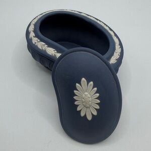 Wedgwood England Jasperware Kidney Shape Trinket Box White Daisy Portland Blue